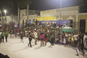corumba_publico-nas-arquibanadas-durante-desfile-das-escolas-de-samba-300x200