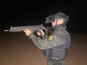 DOF-policial-usando-binóculo-de-visão-noturna-300x225