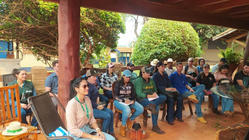 Alunos dos cursos técnicos em Agronegócio e Zootecnia do Sindicato Rural de Maracaju realizam aulas práticas nas propriedades locais