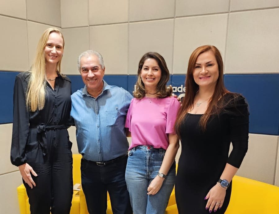 Cristina Spekken, Vanessa Bordin e Dafne da Veiga, recebendo Reinaldo Azambuja nos estúdios da Rádio Cidade Maracaju