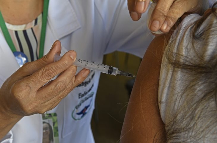 Vacinação acontece em todas as Unidades Básicas de Saúde a partir de segunda-feira (Foto: Bruno Rezende/Governo MS)